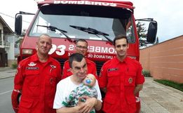 Bombeiros resgatam boneco em Joinville e viralizam nas redes sociais