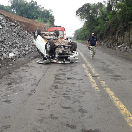 Motorista sai ileso de capotamento na BR-282 em Maravilha