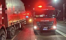Mulher fica ferida em colisão entre caminhão e motocicleta em Maravilha