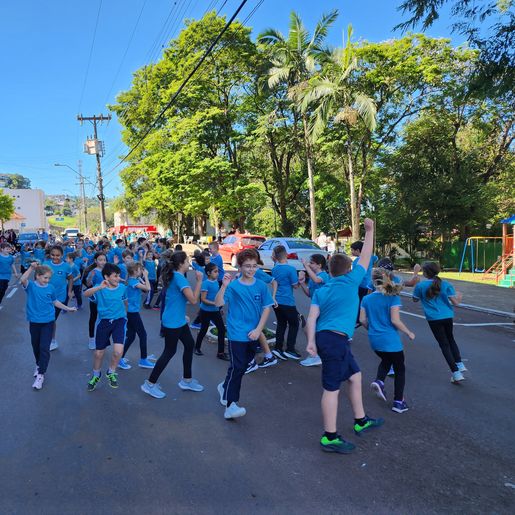 Escola Porto Novo realiza apresentação no centro de Itapiranga
