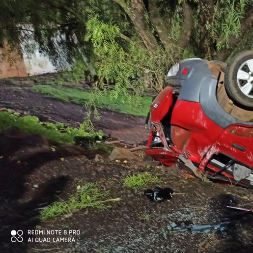 Veículo sai de pista, cai em barranco e quase atinge residência em SMOeste 