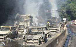 BR-101, no Morro dos Cavalos, é liberada após tombamento e explosão de carreta