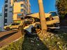 VÍDEO: Motorista colide com o carro em poste no centro de São Miguel do Oeste
