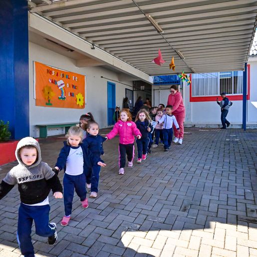 Escolas passam por simulação com bombeiros de evacuação emergencial 