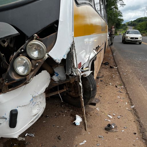 Acidente entre ônibus e carro deixa uma pessoa ferida na BR 282, em SMO 