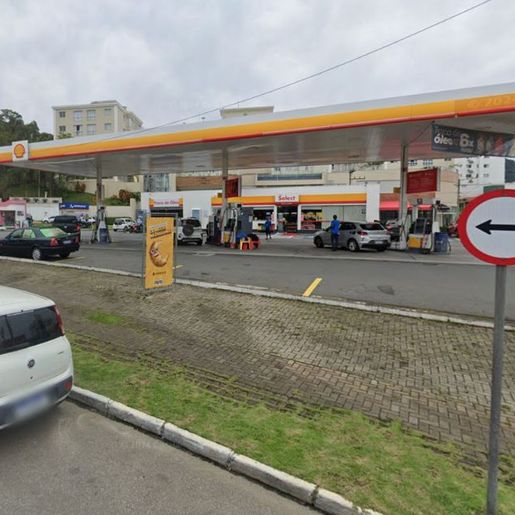 Motorista arranca bomba de posto de combustível e provoca incêndio em Balneário Camboriú