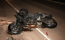 Motociclista ferido em colisão frontal está estável e aguarda alta hospitalar, afirma HRTGB