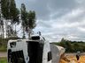 Caminhão carregado com ração sai da pista e tomba entre Descanso e Belmonte