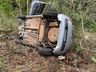 Carro sai da pista cai de ribanceira e fica preso em árvores na BR-282 em Iraceminha