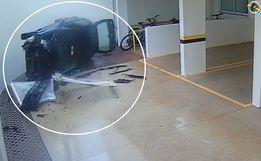 Câmera registra momento em que veículo invade prédio; assista
