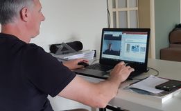Professor conta rotina de trabalhos com novo sistema de aulas a distância