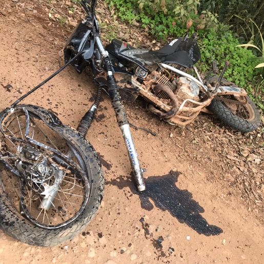Jovem sofre graves ferimentos em colisão entre carro e moto no interior