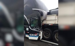 Acidente entre ônibus e caminhão deixa um morto e 13 feridos na BR-101