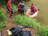 Bombeiros encontram corpo de motorista do caminhão que caiu em rio