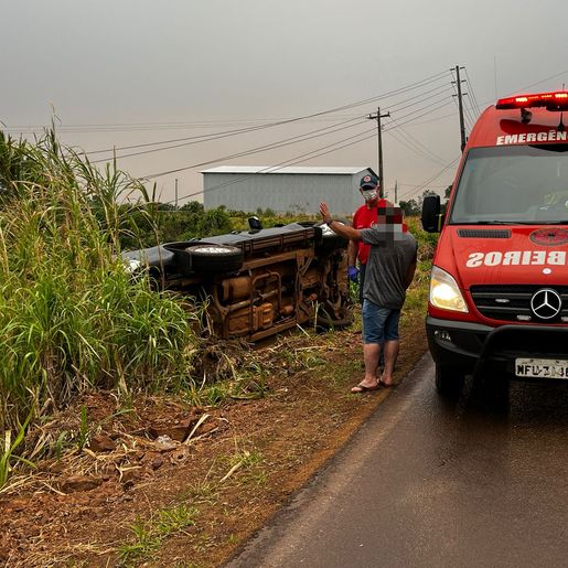VÍDEO: Veículo sai da pista e capota na SC 492, entre SMO e Bandeirante 