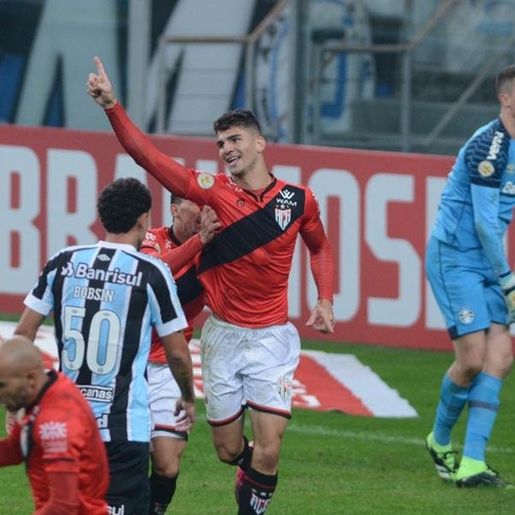 Grêmio perde para o Atlético GO e segue afundado na lanterna do Brasileirão
