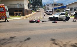 Mulher fica ferida em colisão entre carro e moto no centro de Itapiranga