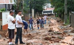 Mais de 200 casas foram danificadas e 14 cidades vão decretar emergência em SC