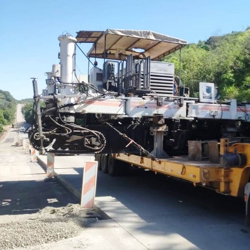 Transporte da pavimentadora interdita BR-163 neste final de semana