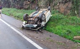 Saída de pista causa capotamento na BR-282