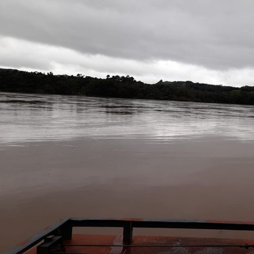 Travessia de balsa e lancha no Rio Uruguai está suspensa em Mondaí