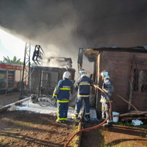 Máquina agrícola pega fogo no Paraná 
