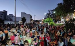 Cedrenses lotam a praça central a espera do Papai Noel em São José do Cedro