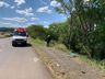 Caminhão tem problemas mecânicos, sai da pista e cai em ribanceira na BR-282