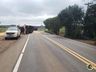 Carreta carregada com milho tomba na SC-163, entre Descanso e Iporã do Oeste