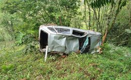 Carro capota em ribanceira de 50 metros após saída de pista em Mondaí