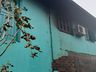 Bombeiros combatem incêndio em depósito de madeira