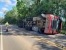 Motorista sofre ferimentos em tombamento de carreta na SC-163