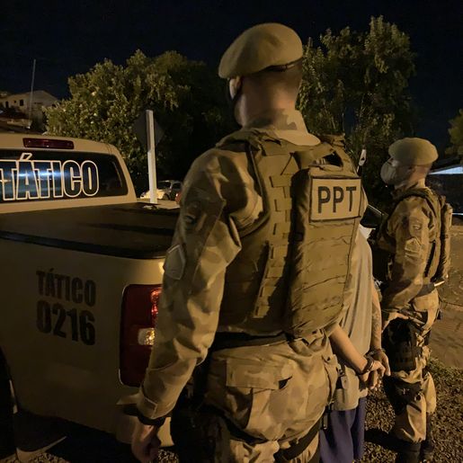 PM prende dois suspeitos de tráfico de drogas