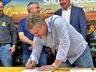 Prefeito de SMO entrega ordens de serviço para obras no município