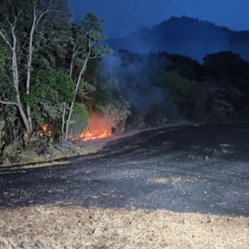 Bombeiros trabalham três horas e meia em incêndio no interior 