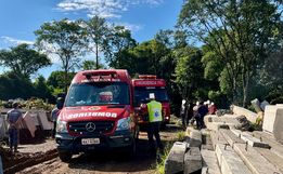Bloco de concreto de 300 kg cai sobre trabalhador em Cunha Porã