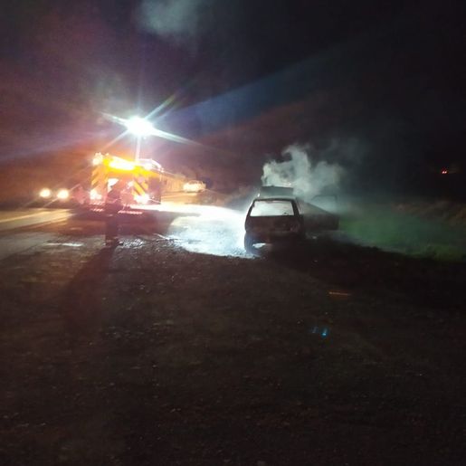 Carro de Campo Erê pega fogo na PR-180