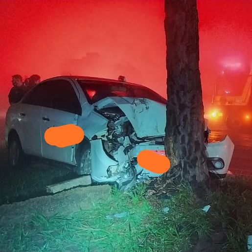 Colisão em árvore deixa três pessoas levemente feridas na BR-163