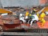 Carro e motorista são esmagados por parede de prédio em construção em SC