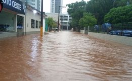 Chuva causa alagamentos e estragos no Oeste