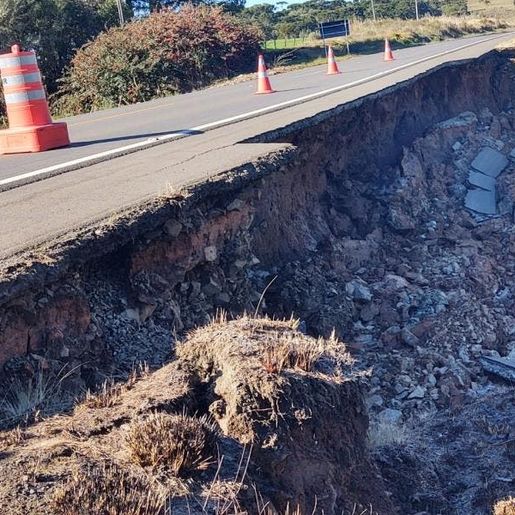 Buraco de mais de 2 metros causa interdição em rodovia de SC