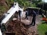 Bombeiros auxiliam em resgate de cão preso em tubulação em bairro de Mondaí