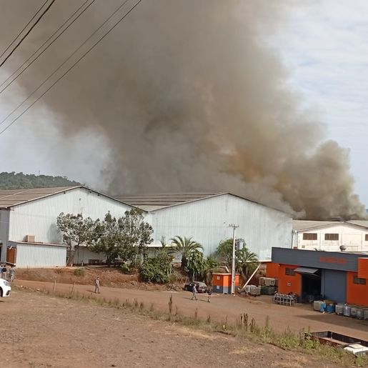Incêndio de grandes proporções atinge indústria em Flor do Sertão
