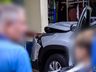 Veículo colide em fachada de empresa em São Miguel do Oeste; vídeo