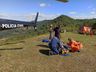 Homem sofre ferimentos graves ao cair de parapente em meio a mata