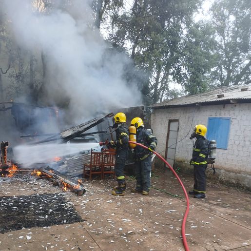Incêndio destrói residência e veículo no interior de Mondaí