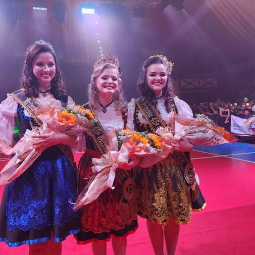 Sabrina, Lethícia e Bruna são as novas soberanas da Oktoberfest de Itapiranga