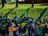 VÍDEO: Dezenas de pessoas participam de ato em frente ao 14º RCMec