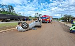 Motorista e passageiros ficam feridos em capotamento na BR-163