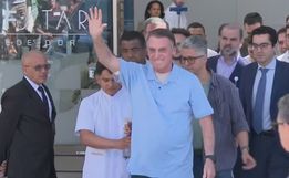 Bolsonaro tem alta três semanas após cirurgia para desobstruir intestino